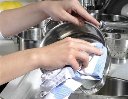 Отбеливатель и вода: удаляем стойкие пятна